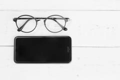 Smartphone und Lesebrille stockfotos Smartphone und Lesebrille stockfotos