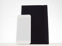 Smartphone und Notizbuch lizenzfreie stockfotografie Smartphone und Notizbuch lizenzfreie stockfotografie