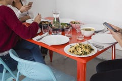 Smartphone usando en la tabla de cena fotografía de archivo Smartphone usando en la tabla de cena fotografía de archivo