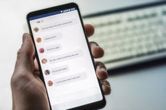 Smartphone z nienawiścią komentuje na internecie jako znak cyberbullying zdjęcie royalty free Smartphone z nienawiścią komentuje na internecie jako znak cyberbullying zdjęcie royalty free