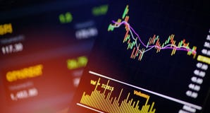 Smartphone που ανταλλάσσει τα σε απευθείας σύνδεση στοιχεία πινάκων γραφικών παραστάσεων διαγραμμάτων αγοράς Forex ή χρηματιστηρί στοκ φωτογραφία με δικαίωμα ελεύθερης χρήσης Smartphone που ανταλλάσσει τα σε απευθείας σύνδεση στοιχεία πινάκων γραφικών παραστάσεων διαγραμμάτων αγοράς Forex ή χρηματιστηρί στοκ φωτογραφία με δικαίωμα ελεύθερης χρήσης