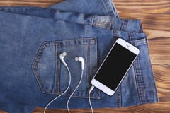 Smartphone και ακουστικά εσωρούχων στοκ φωτογραφία Smartphone και ακουστικά εσωρούχων στοκ φωτογραφία