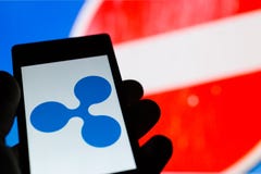 Smartphone υπό εξέταση με το λογότυπο cryptocurrency Etherium Απαγόρευση του κόκκινου σημαδιού στο υπόβαθρο στοκ φωτογραφίες Smartphone υπό εξέταση με το λογότυπο cryptocurrency Etherium Απαγόρευση του κόκκινου σημαδιού στο υπόβαθρο στοκ φωτογραφίες