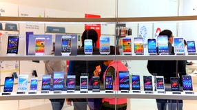 Smartphones dello schermo attivabile al tatto al deposito fotografia stock Smartphones dello schermo attivabile al tatto al deposito fotografia stock