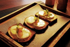 Smaskigt bröd och frukt arkivfoton Smaskigt bröd och frukt arkivfoton