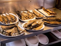 Smażąca ryba na grillu przy Gwangjang rynkiem Seul, Południowy Korea zdjęcie stock Smażąca ryba na grillu przy Gwangjang rynkiem Seul, Południowy Korea zdjęcie stock