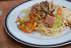Smażąca jarska kluski polewy pieczarka i tofu obraz stock Smażąca jarska kluski polewy pieczarka i tofu obraz stock