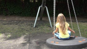 Smiley Girl Swinging Outdoor feliz, niño que juega en los niños 4K del parque del patio almacen de video Smiley Girl Swinging Outdoor feliz, niño que juega en los niños 4K del parque del patio almacen de video