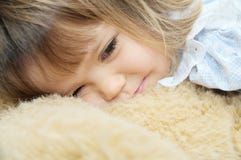 Smiley heureux de petite fille avec l'ours de nounours photo stock Smiley heureux de petite fille avec l'ours de nounours photo stock