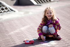 Smiling Girl Draw At The Street Royalty Free Stock Photography Smiling Girl Draw At The Street Royalty Free Stock Photography