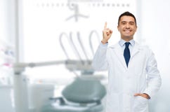 Smiling male dentist pointing finger up royalty free stock photos Smiling male dentist pointing finger up royalty free stock photos