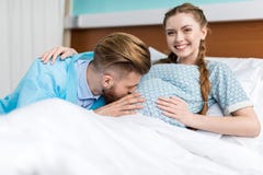 https://thumbs.dreamstime.com/t/smiling-pregnant-woman-husband-kissing-belly-women-hospital-91243341.jpg