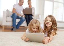 Smiling sister with tablet pc and parents on back stock photography Smiling sister with tablet pc and parents on back stock photography