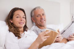 https://thumbs.dreamstime.com/t/smiling-woman-reading-book-whith-her-husband-22371531.jpg