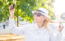 Smiling woman taking selfie in a sunny day Royalty Free Stock Images Smiling woman taking selfie in a sunny day Royalty Free Stock Images