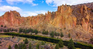 Smith Rocks State Park, un área popular de la escalada en Oregon central cerca de Terrebonne imagenes de archivo Smith Rocks State Park, un área popular de la escalada en Oregon central cerca de Terrebonne imagenes de archivo