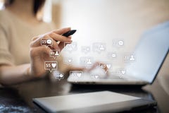 SMM, gostos, seguidores e ícones da mensagem na tela virtual Mercado social dos media Negócio e conceito do Internet imagens de stock SMM, gostos, seguidores e ícones da mensagem na tela virtual Mercado social dos media Negócio e conceito do Internet imagens de stock