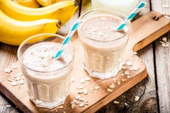 Smoothie de banane avec la farine d'avoine, le beurre d'arachide et le lait Photo stock Smoothie de banane avec la farine d'avoine, le beurre d'arachide et le lait Photo stock