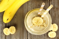 Smoothie de farine d'avoine de banane au-dessus de vue Image libre de droits Smoothie de farine d'avoine de banane au-dessus de vue Image libre de droits