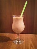 Smoothie de fruit avec la pomme, la banane et le kiwi image stock Smoothie de fruit avec la pomme, la banane et le kiwi image stock