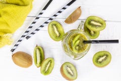 Smoothie de kiwi avec des fruits frais Photos stock Smoothie de kiwi avec des fruits frais Photos stock