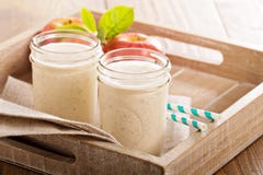 Smoothie del canela del plátano de Apple imágenes de archivo libres de regalías Smoothie del canela del plátano de Apple imágenes de archivo libres de regalías