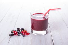 Smoothie délicieux de cassis avec les baies fraîches sur le fond en bois blanc avec l'espace de copie Vue supérieure ou configura photo libre de droits Smoothie délicieux de cassis avec les baies fraîches sur le fond en bois blanc avec l'espace de copie Vue supérieure ou configura photo libre de droits