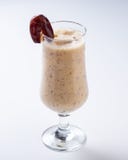 Smoothie jaune de date dans un verre grand décoré des dates sur le fond blanc photo stock Smoothie jaune de date dans un verre grand décoré des dates sur le fond blanc photo stock