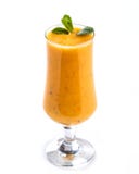 Smoothie orange dans un verre décoré d'une feuille de menthe sur un fond blanc d'isolement photo libre de droits Smoothie orange dans un verre décoré d'une feuille de menthe sur un fond blanc d'isolement photo libre de droits