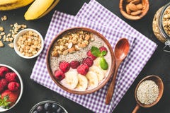 Smoothie puchar nakrywający z jagodami, granola i chia ziarnami, fotografia stock Smoothie puchar nakrywający z jagodami, granola i chia ziarnami, fotografia stock