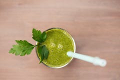 Smoothie sain vert avec des épinards, pomme verte et céleri image stock Smoothie sain vert avec des épinards, pomme verte et céleri image stock
