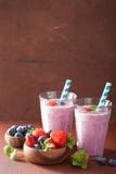 Smoothie sano del arándano de la fresa con la semilla del chia fotos de archivo libres de regalías Smoothie sano del arándano de la fresa con la semilla del chia fotos de archivo libres de regalías