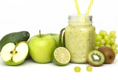Smoothie sano verde en el tarro de cristal: kiwi, uvas, pera, Apple verde, cal y aguacate Vegano, concepto vegetariano de la comi imagenes de archivo Smoothie sano verde en el tarro de cristal: kiwi, uvas, pera, Apple verde, cal y aguacate Vegano, concepto vegetariano de la comi imagenes de archivo