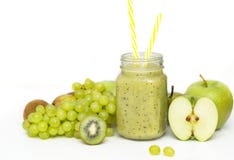 Smoothie sano verde en el tarro de cristal: kiwi, uvas, pera, Apple verde, cal y aguacate Vegano, concepto vegetariano de la comi fotografía de archivo Smoothie sano verde en el tarro de cristal: kiwi, uvas, pera, Apple verde, cal y aguacate Vegano, concepto vegetariano de la comi fotografía de archivo