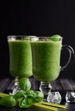 Smoothie vert mélangé avec des ingrédients sur la table en bois photo stock Smoothie vert mélangé avec des ingrédients sur la table en bois photo stock