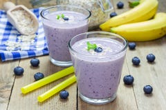 Smoothie z czarną jagodą, bananem, owsami, migdału mlekiem i jogurtem, Obrazy Stock Smoothie z czarną jagodą, bananem, owsami, migdału mlekiem i jogurtem, Obrazy Stock