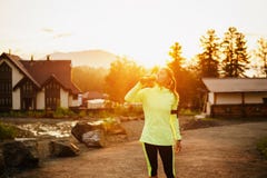 Smoothie вытрезвителя Sporty женщины выпивая зеленый в парке стоковая фотография rf Smoothie вытрезвителя Sporty женщины выпивая зеленый в парке стоковая фотография rf