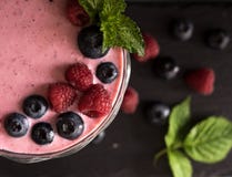 Smoothie поленики и голубики с молочным коктейлем диеты superfood коктейля ягоды взгляда сверху мяты стоковые изображения rf Smoothie поленики и голубики с молочным коктейлем диеты superfood коктейля ягоды взгляда сверху мяты стоковые изображения rf