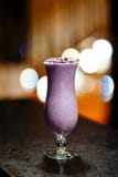 Smoothie ягоды с замороженными ягодами на черной таблице стоковые изображения rf Smoothie ягоды с замороженными ягодами на черной таблице стоковые изображения rf