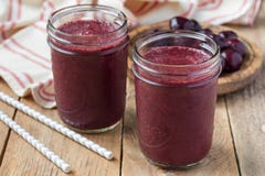Smoothien för den svarta skogen med körsbäret, mandel mjölkar och kakao royaltyfri foto Smoothien för den svarta skogen med körsbäret, mandel mjölkar och kakao royaltyfri foto
