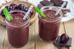 Smoothien för den svarta skogen med körsbäret, mandel mjölkar och kakao som är horisontal royaltyfri foto Smoothien för den svarta skogen med körsbäret, mandel mjölkar och kakao som är horisontal royaltyfri foto
