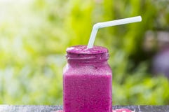 Smoothies deliciosos de la baya en la madera imágenes de archivo libres de regalías Smoothies deliciosos de la baya en la madera imágenes de archivo libres de regalías