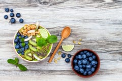 Smoothies superfoods Frühstück grünen Tees Matcha rollen überstiegen mit chia, Flachs und Kürbiskernen, Bienenblütenstaub, Granol lizenzfreie stockfotos Smoothies superfoods Frühstück grünen Tees Matcha rollen überstiegen mit chia, Flachs und Kürbiskernen, Bienenblütenstaub, Granol lizenzfreie stockfotos