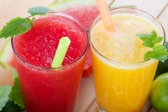 Smoothies от апельсина и tangerine и smoothie от арбуза Стоковая Фотография RF Smoothies от апельсина и tangerine и smoothie от арбуза Стоковая Фотография RF