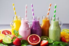Smoothies плода лета красочные в опарниках с ингредиентами r стоковые фотографии rf Smoothies плода лета красочные в опарниках с ингредиентами r стоковые фотографии rf