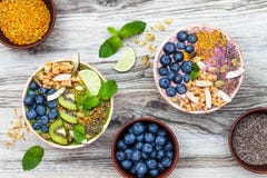 Smoothiesschüsseln superfoods Frühstück grünen Tees Acai und des matcha überstiegen mit chia, Flachs und Kürbiskernen, Bienenblüt stockfotos Smoothiesschüsseln superfoods Frühstück grünen Tees Acai und des matcha überstiegen mit chia, Flachs und Kürbiskernen, Bienenblüt stockfotos