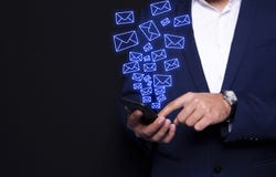 Sms della mano dell'uomo d'affari immagini stock Sms della mano dell'uomo d'affari immagini stock