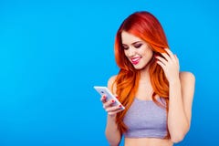 SMS que mecanografía de la muchacha bastante delgada en el teléfono móvil Ciérrese encima del retrato de encantar la transferenci imagen de archivo SMS que mecanografía de la muchacha bastante delgada en el teléfono móvil Ciérrese encima del retrato de encantar la transferenci imagen de archivo