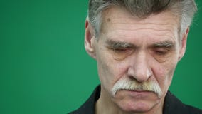Smutny starszy mężczyzna odizolowywający na zielonym tle płacz Zamyka w górę pracownianego portreta zbiory Smutny starszy mężczyzna odizolowywający na zielonym tle płacz Zamyka w górę pracownianego portreta zbiory