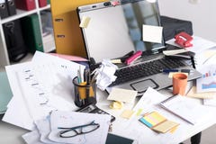 Smutsigt och belamrat skrivbord royaltyfri bild Smutsigt och belamrat skrivbord royaltyfri bild